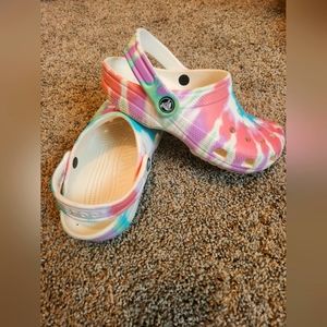 Tie-dyed Crocs size J3 (kids 3)
